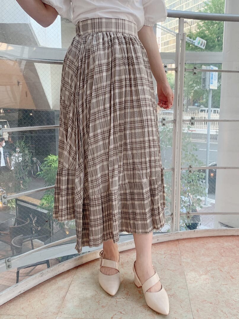 ホワイト系のシャツ/ブラウス、ベージュ系のスカート、ホワイト系のパンプスを着用したレディースの夏コーディネートの7枚目の写真