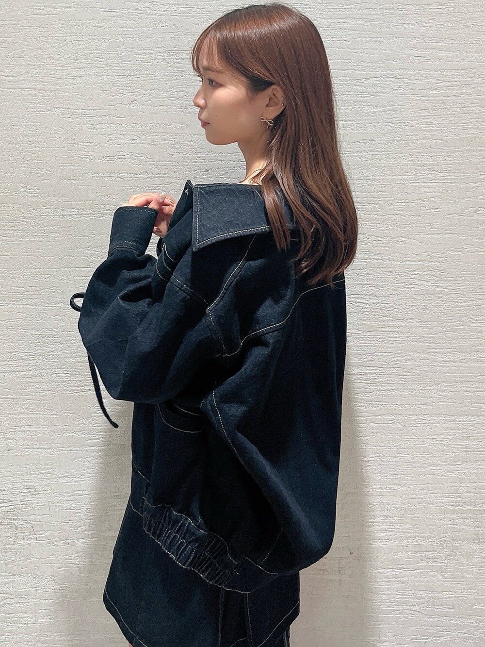 ブラック系のワンピース、ブラック系のブルゾン、ブラック系のブーツを着用したレディースの秋コーディネートの8枚目の写真