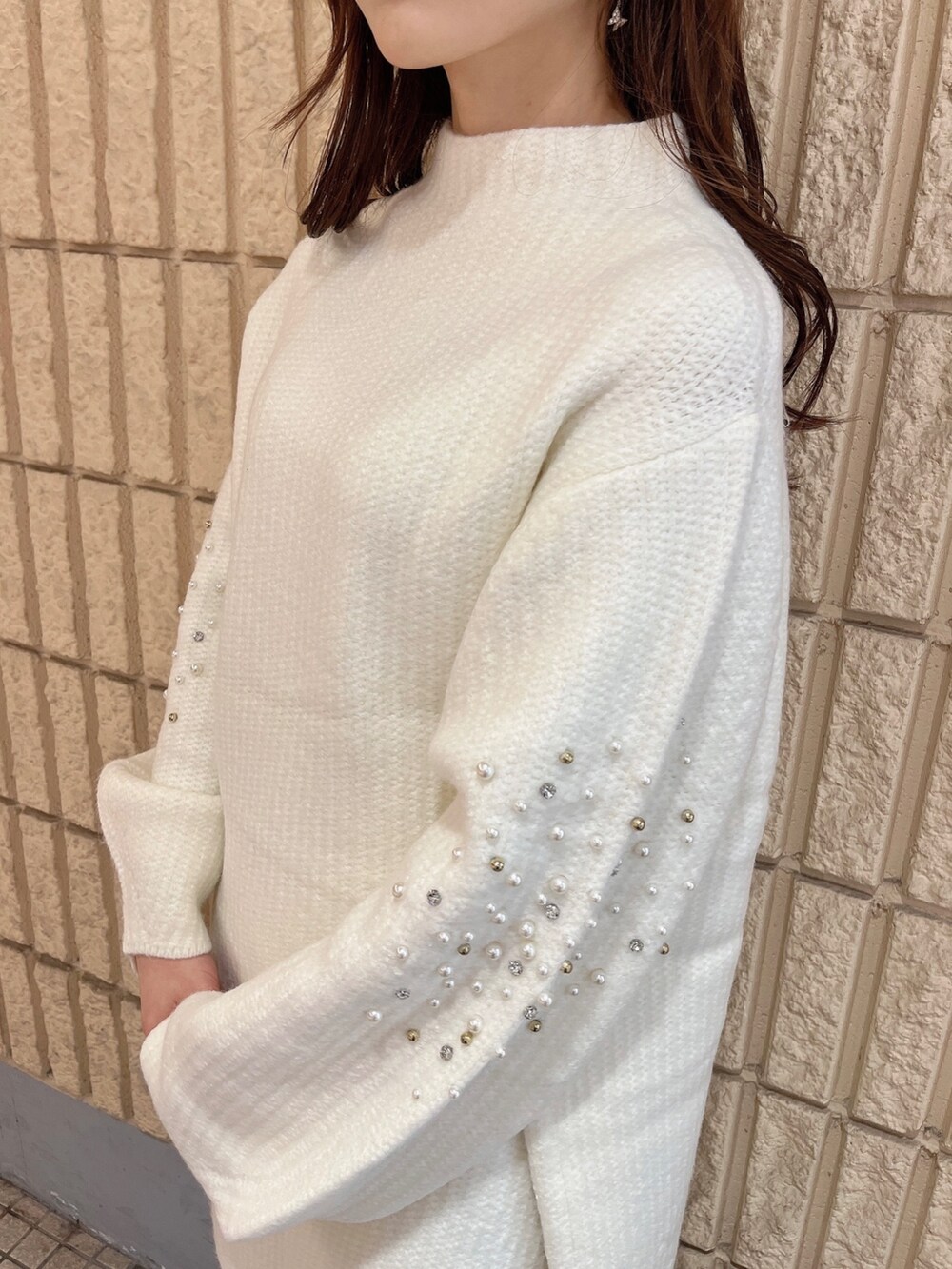 ホワイト系のワンピース、ホワイト系のブーツを着用したレディースの秋コーディネートの9枚目の写真