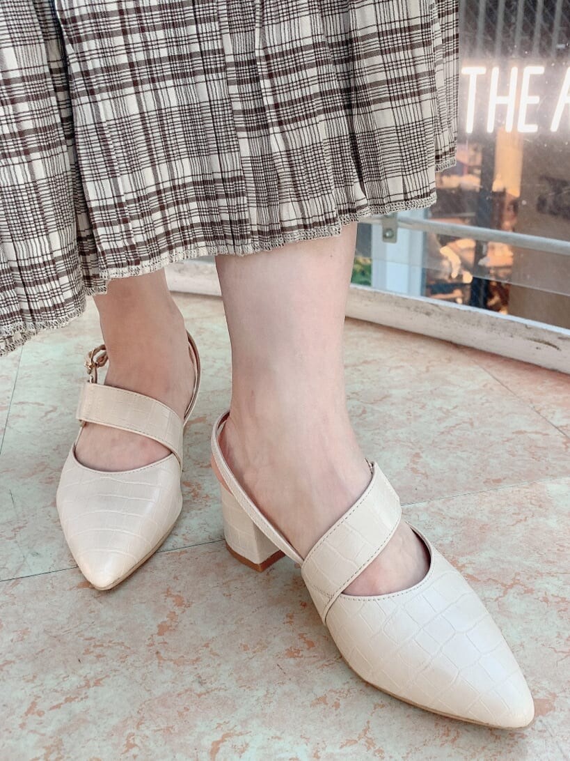 ホワイト系のシャツ/ブラウス、ベージュ系のスカート、ホワイト系のパンプスを着用したレディースの夏コーディネートの10枚目の写真