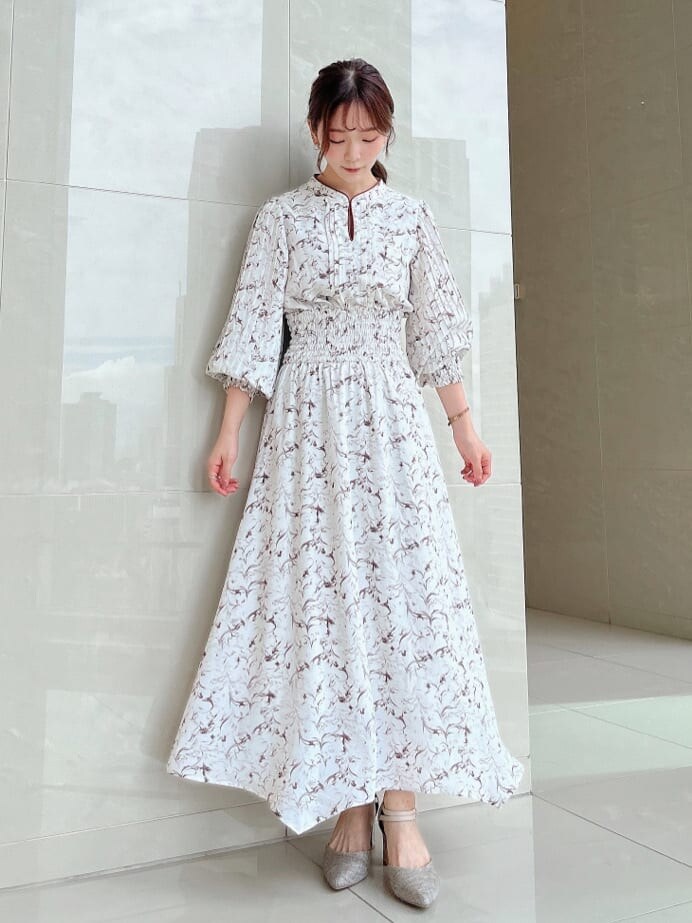 ホワイト系のワンピースを着用したレディースの秋コーディネートの4枚目の写真