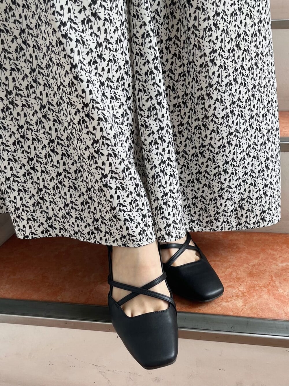 ホワイト系のワンピース、ブラック系のパンプスを着用したレディースの夏コーディネートの9枚目の写真