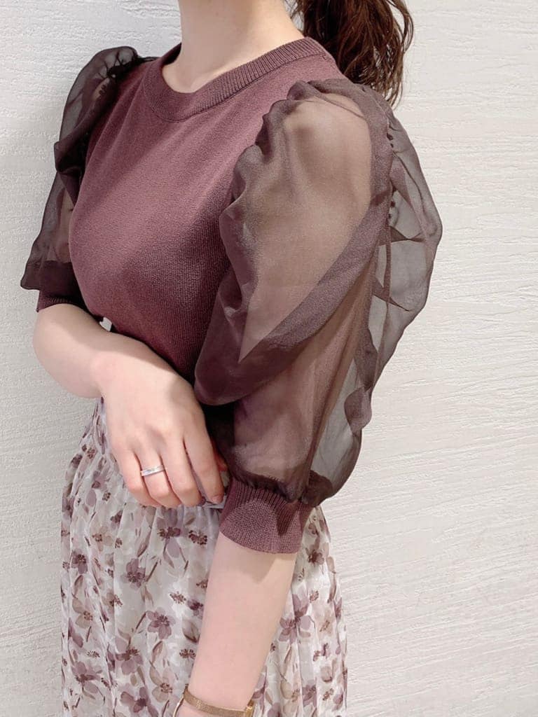 その他のサンダル、ブラウン系のニット/セーターを着用したレディースの夏コーディネートの7枚目の写真