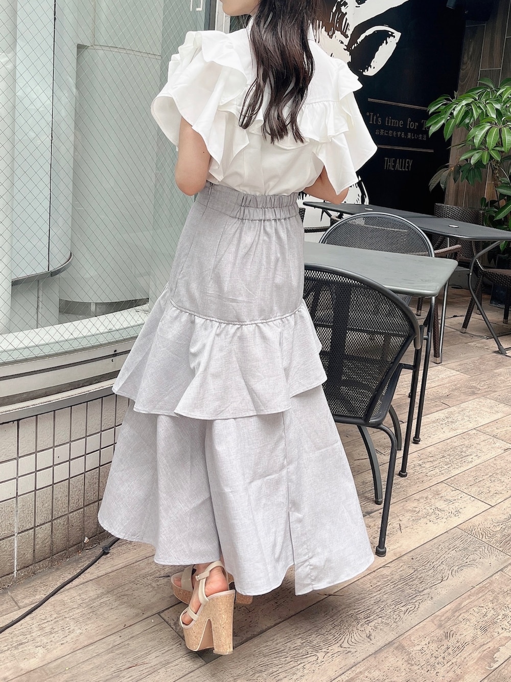 ホワイト系のシャツ/ブラウス、グレー系のスカート、ホワイト系のサンダルを着用したレディースの春コーディネートの5枚目の写真