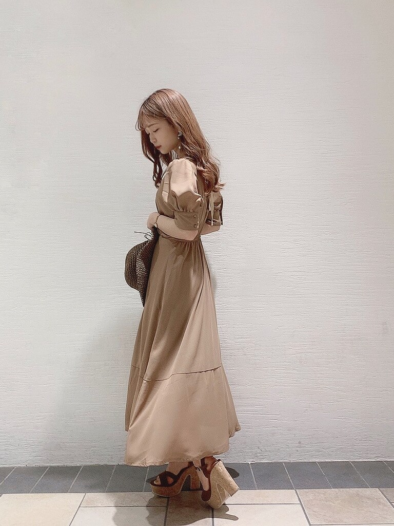 ブラウン系のワンピース、ブラウン系のサンダルを着用したレディースの春コーディネートの2枚目の写真