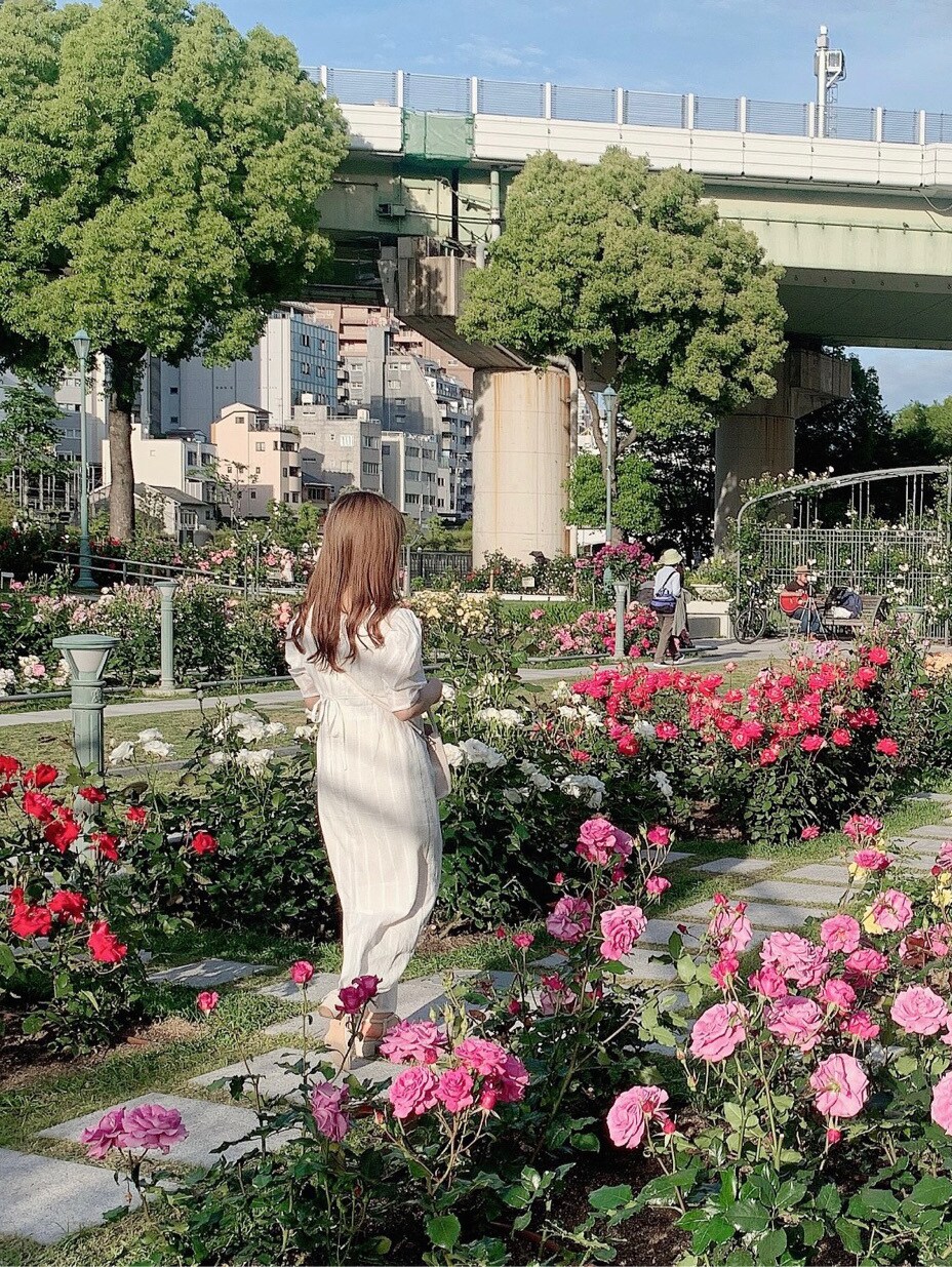 ホワイト系のパンプス、ホワイト系のワンピースを着用したレディースの春コーディネートの7枚目の写真