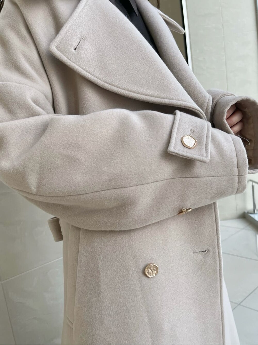 ブラウン系のシャツ/ブラウス、ベージュ系のスカート、ホワイト系のその他アウターを着用したレディースの夏コーディネートの9枚目の写真