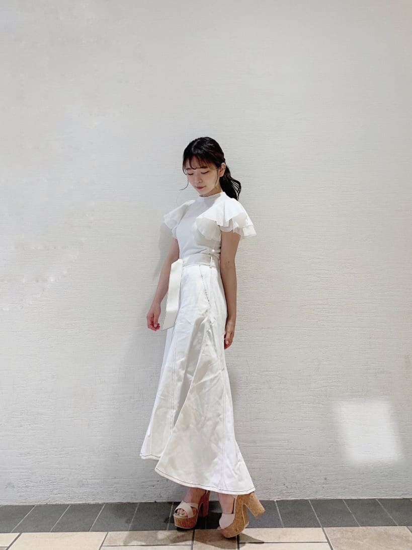 ベージュ系のサンダル、ホワイト系のスカート、ホワイト系のTシャツ/カットソーを着用したレディースの夏コーディネートの3枚目の写真