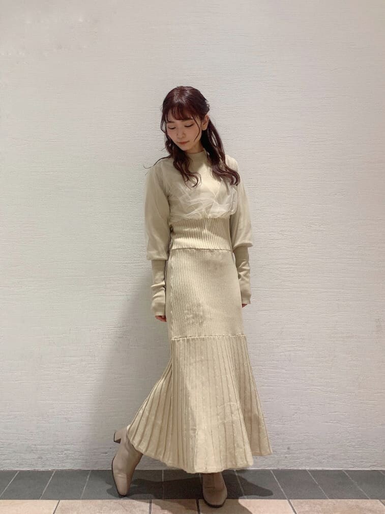 ホワイト系のその他アウター、ベージュ系のブーツ、ベージュ系のワンピースを着用したレディースの冬コーディネートの6枚目の写真