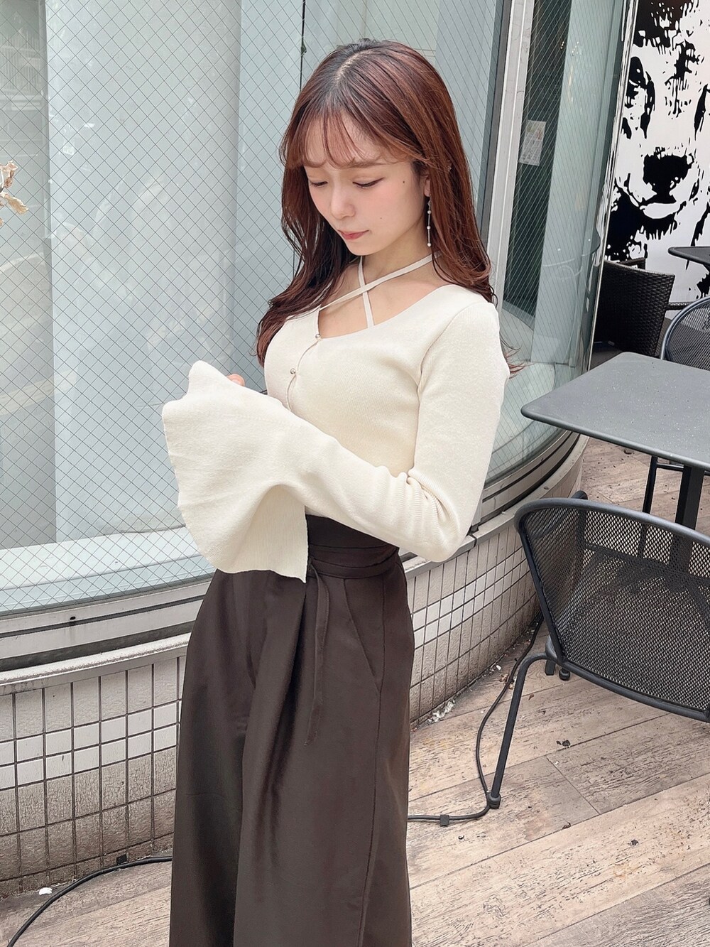 ホワイト系のニット/セーター、ブラウン系のその他パンツ、ホワイト系のブーツを着用したレディースの秋コーディネートの7枚目の写真