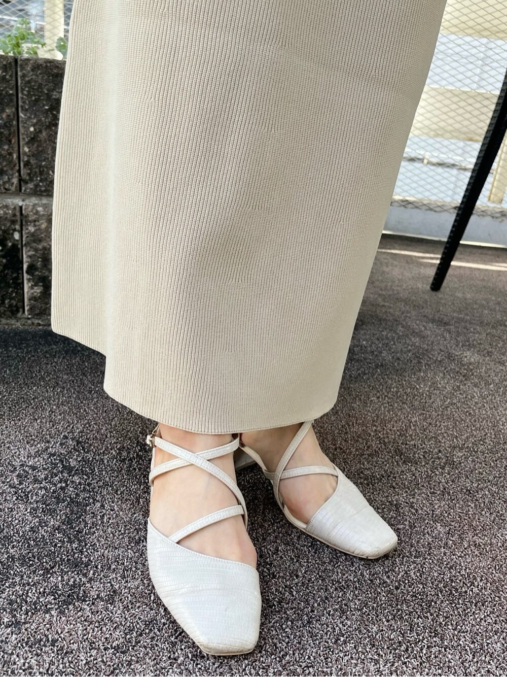 ホワイト系のパンプス、ホワイト系のショルダーバッグ、ベージュ系のワンピースを着用したレディースの春コーディネートの10枚目の写真
