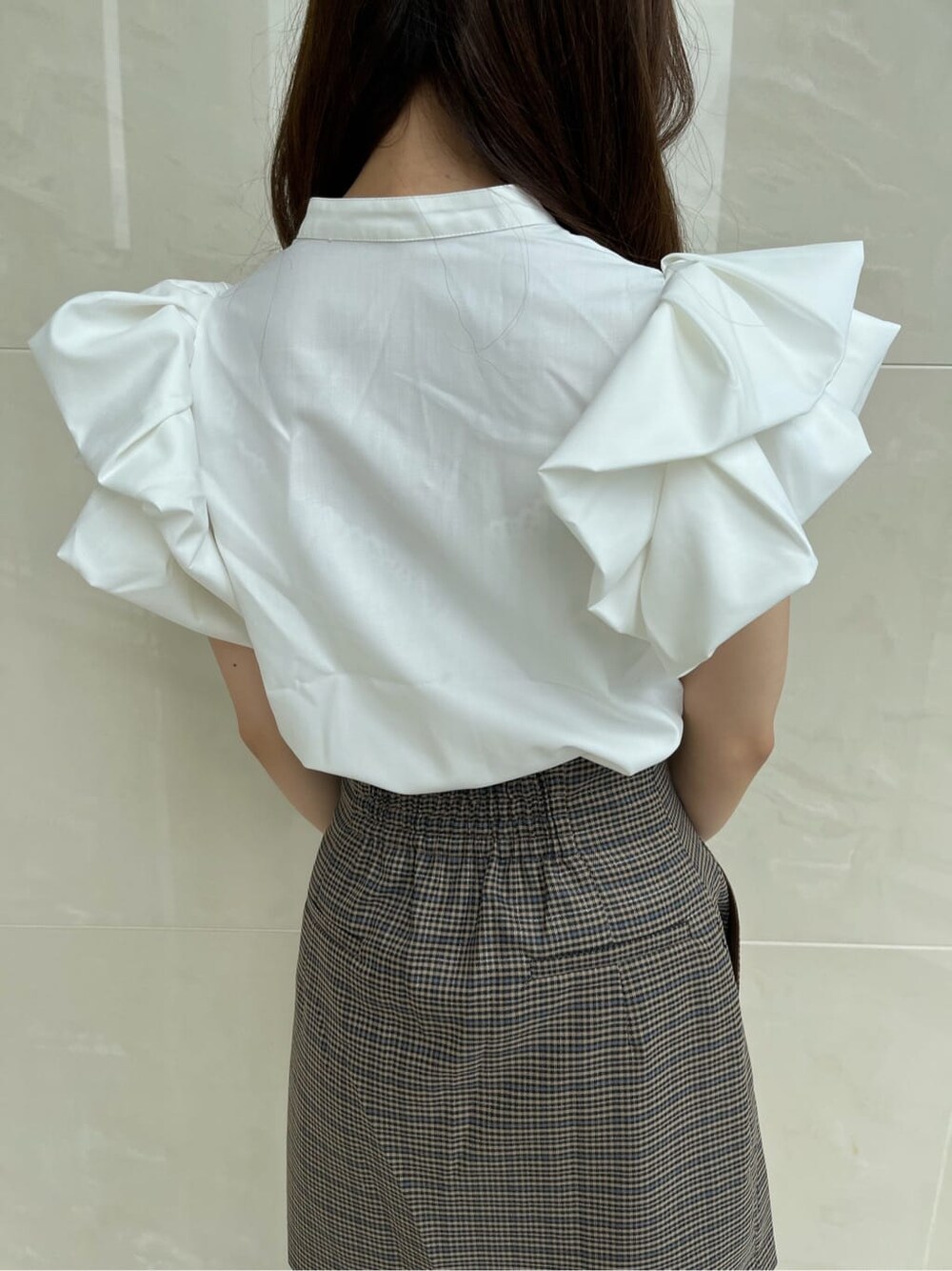 ホワイト系のシャツ/ブラウス、ブルー系のスカート、ブラック系のブーツを着用したレディースの秋コーディネートの8枚目の写真