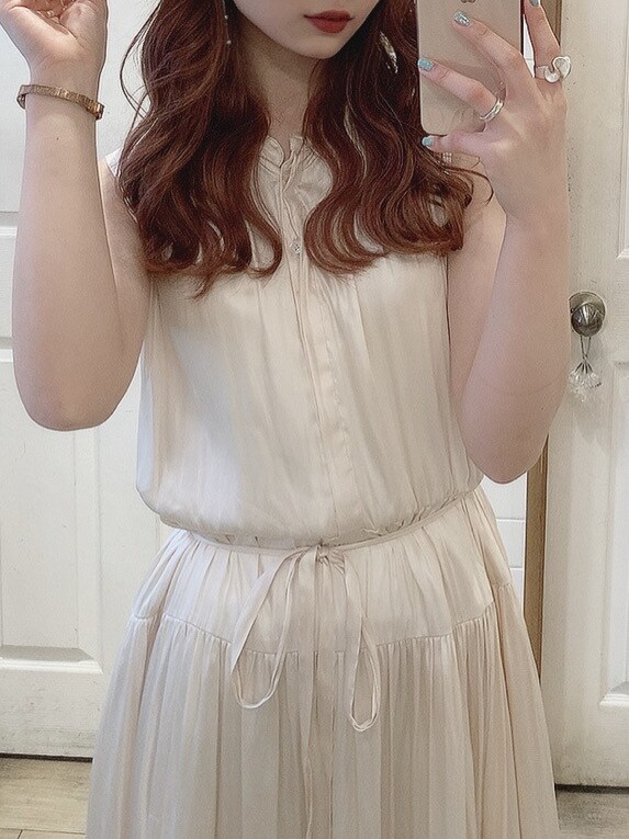 ホワイト系のブルゾン、ホワイト系のワンピース、ベージュ系のサンダルを着用したレディースの春コーディネートの2枚目の写真