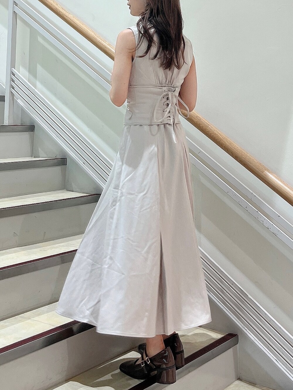 ホワイト系のワンピース、ブラウン系のパンプスを着用したレディースの夏コーディネートの3枚目の写真