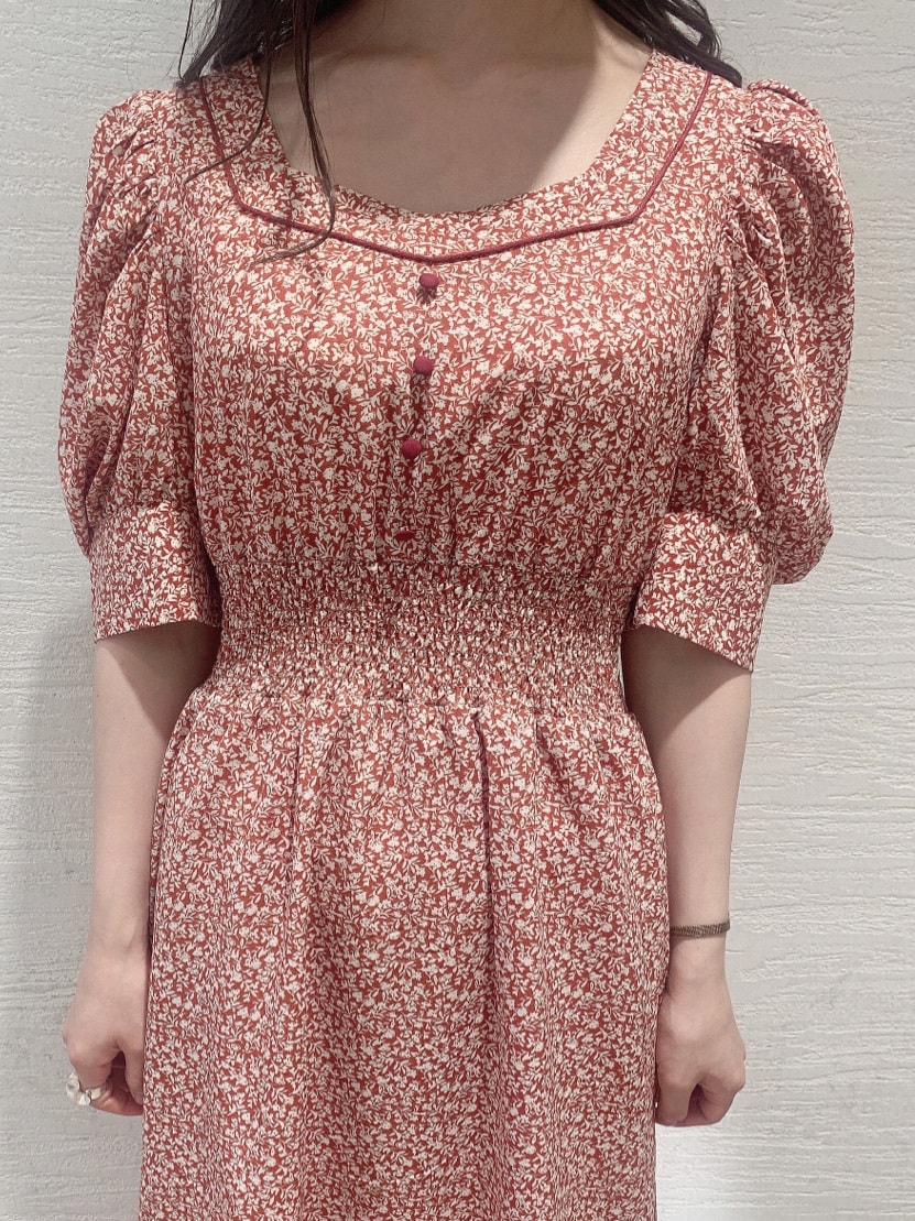 ホワイト系のサンダル、レッド系のワンピース、レッド系のカチューシャを着用したレディースの夏コーディネートの7枚目の写真