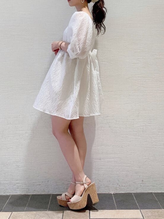 ベージュ系のサンダル、ホワイト系のその他パンツ、ホワイト系のチュニックを着用したレディースの夏コーディネートの2枚目の写真