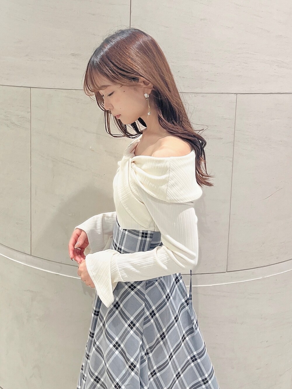 ホワイト系のワンピース、ホワイト系のブーツを着用したレディースの秋コーディネートの8枚目の写真