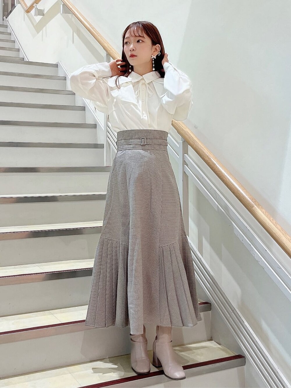 その他のスカート、ベージュ系のブーツ、ホワイト系のシャツ/ブラウスを着用したレディースの秋コーディネートの2枚目の写真