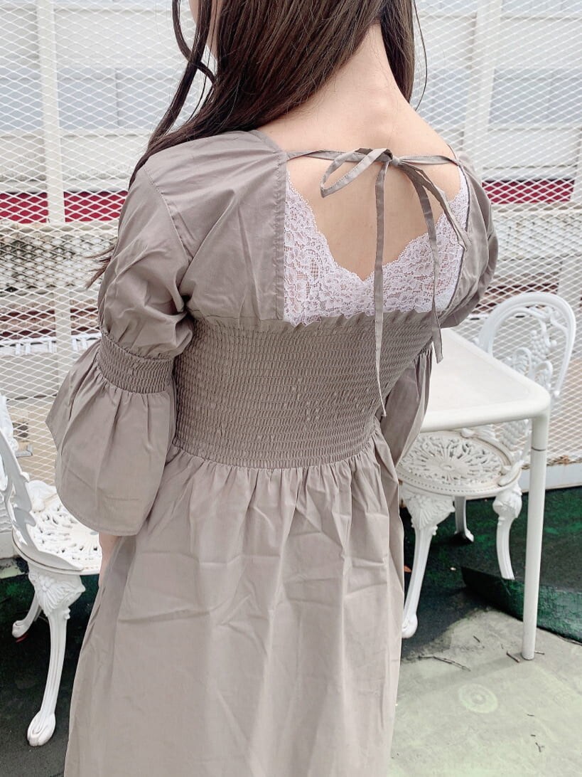 ブラック系のサンダル、ベージュ系のワンピースを着用したレディースの夏コーディネートの7枚目の写真