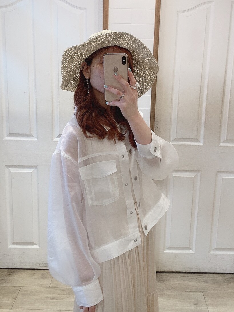 ホワイト系のブルゾン、ホワイト系のワンピース、ベージュ系のサンダルを着用したレディースの春コーディネートの6枚目の写真