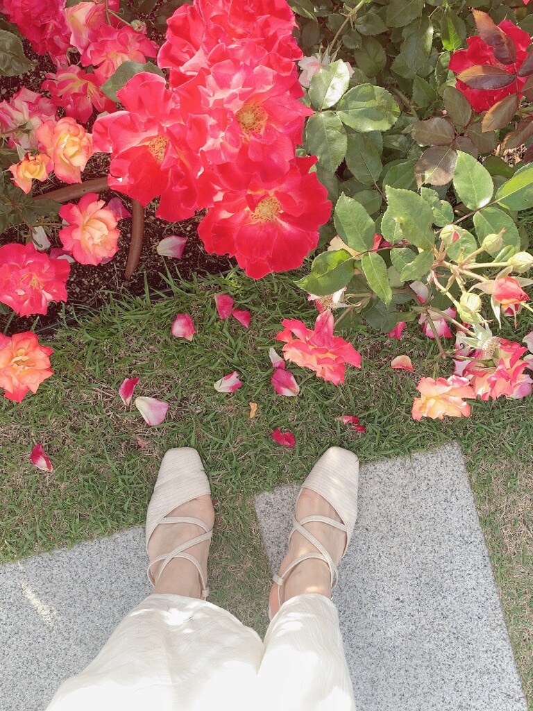 ホワイト系のパンプス、ホワイト系のワンピースを着用したレディースの春コーディネートの10枚目の写真