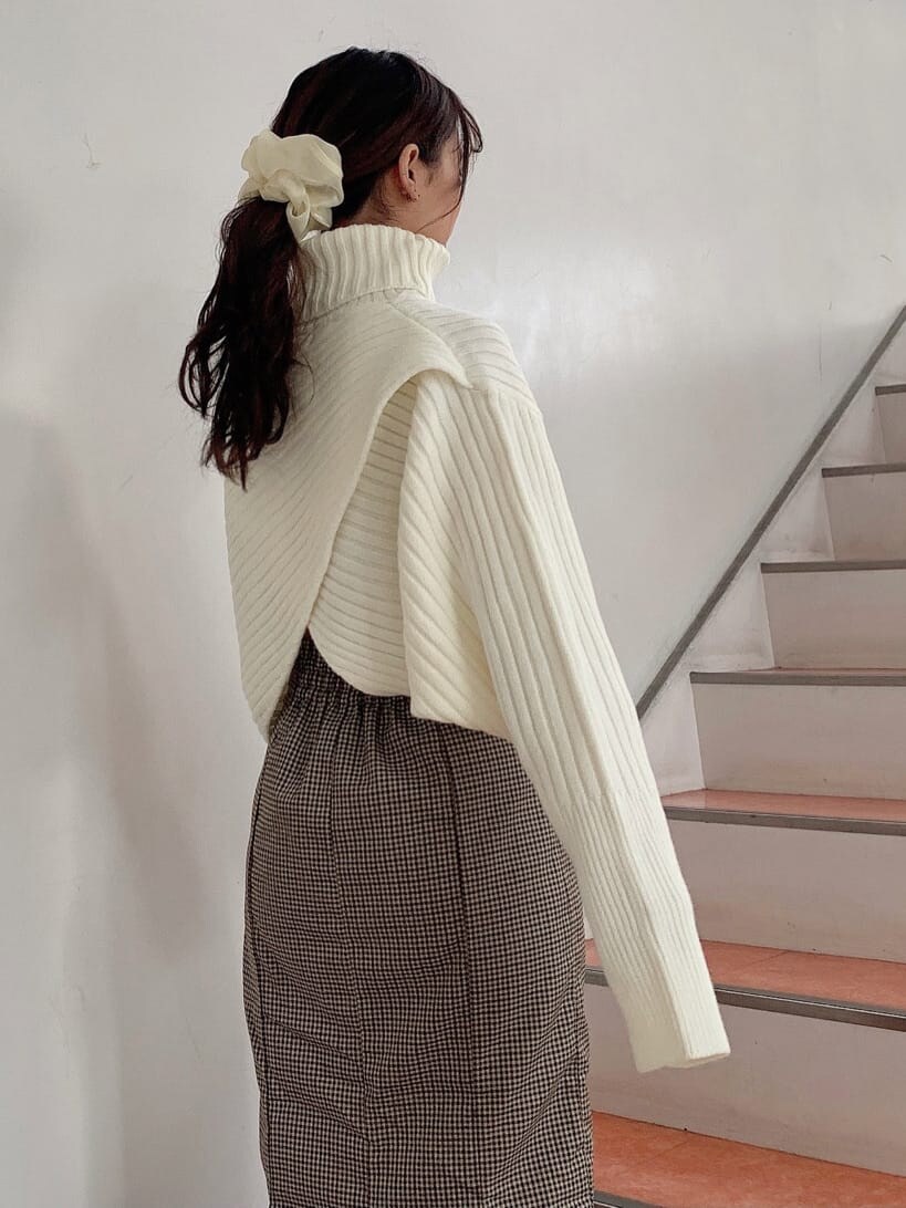 ブラウン系のブーツ、ブラウン系のスカート、ホワイト系のニット/セーターを着用したレディースの秋コーディネートの6枚目の写真