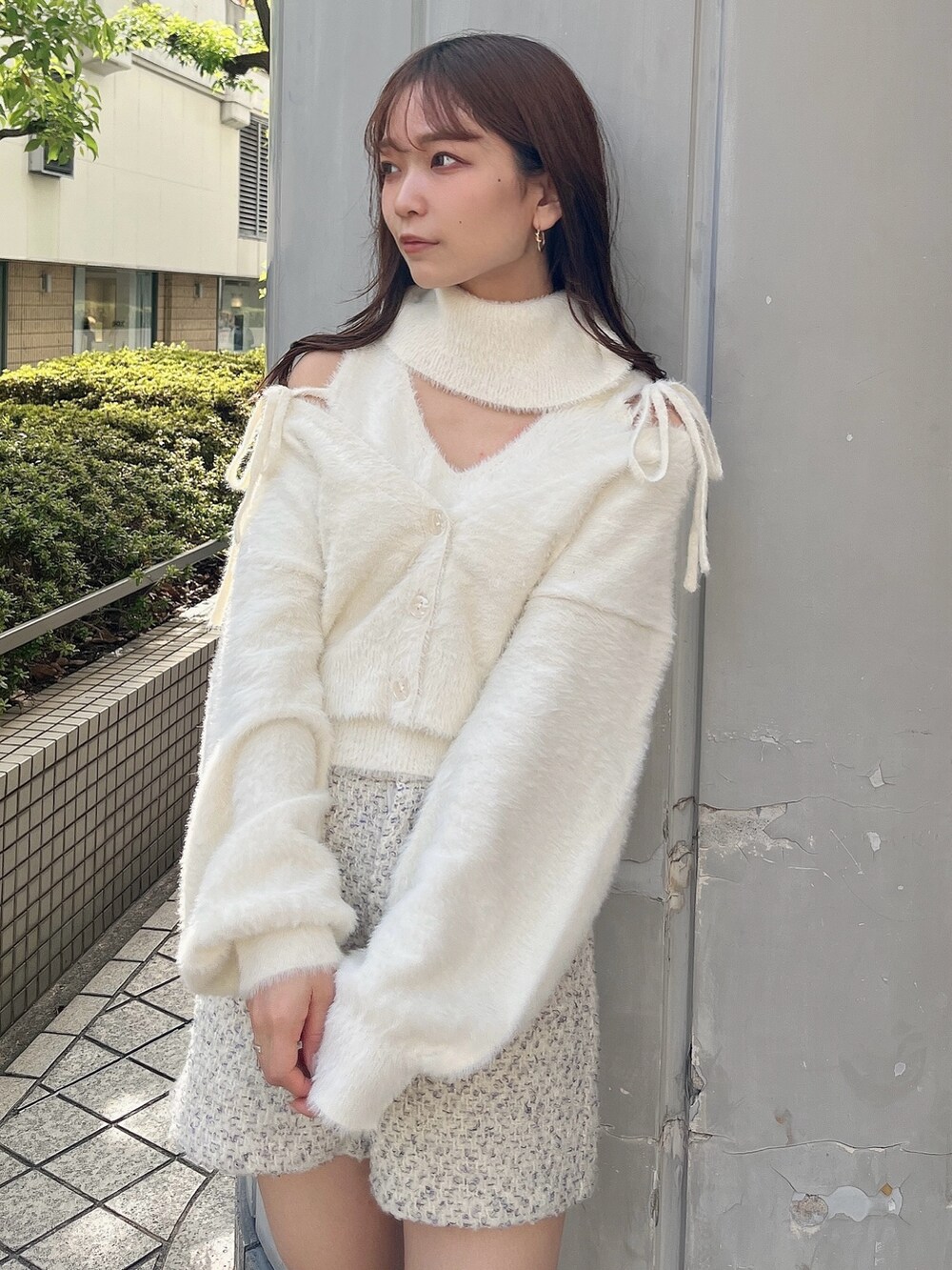 ホワイト系のニット/セーター、ホワイト系のカーディガン/ボレロ、ベージュ系のその他パンツを着用したレディースの秋コーディネートの5枚目の写真