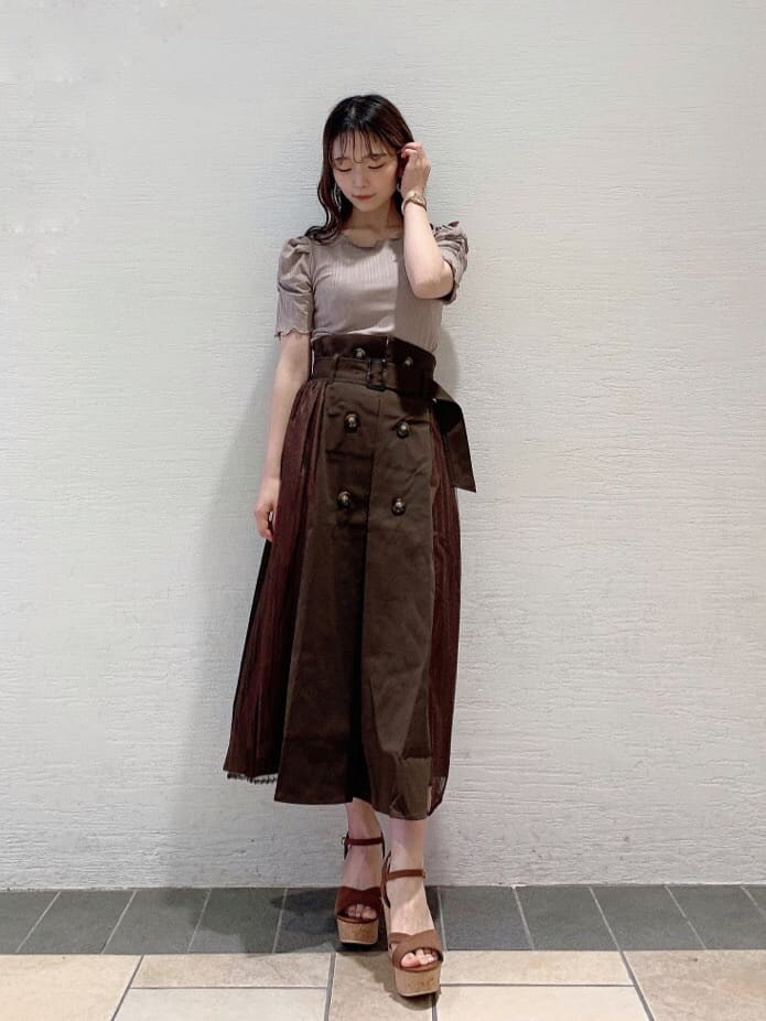 ブラウン系のサンダル、ブラウン系のスカート、ベージュ系のTシャツ/カットソーを着用したレディースの夏コーディネートの2枚目の写真