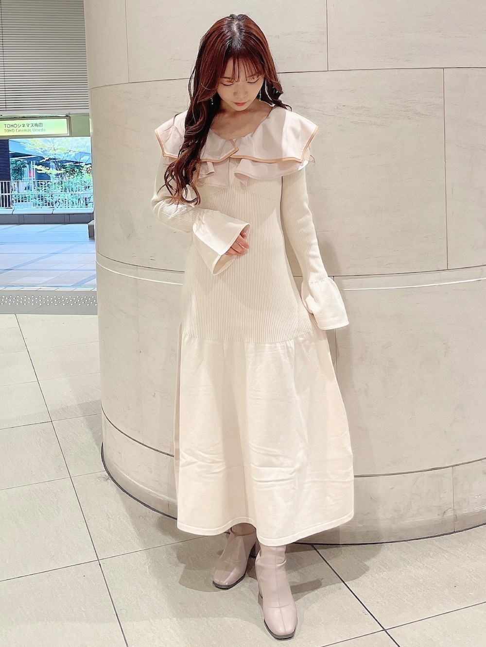 ホワイト系のワンピース、ベージュ系のブーツを着用したレディースの秋コーディネートの5枚目の写真