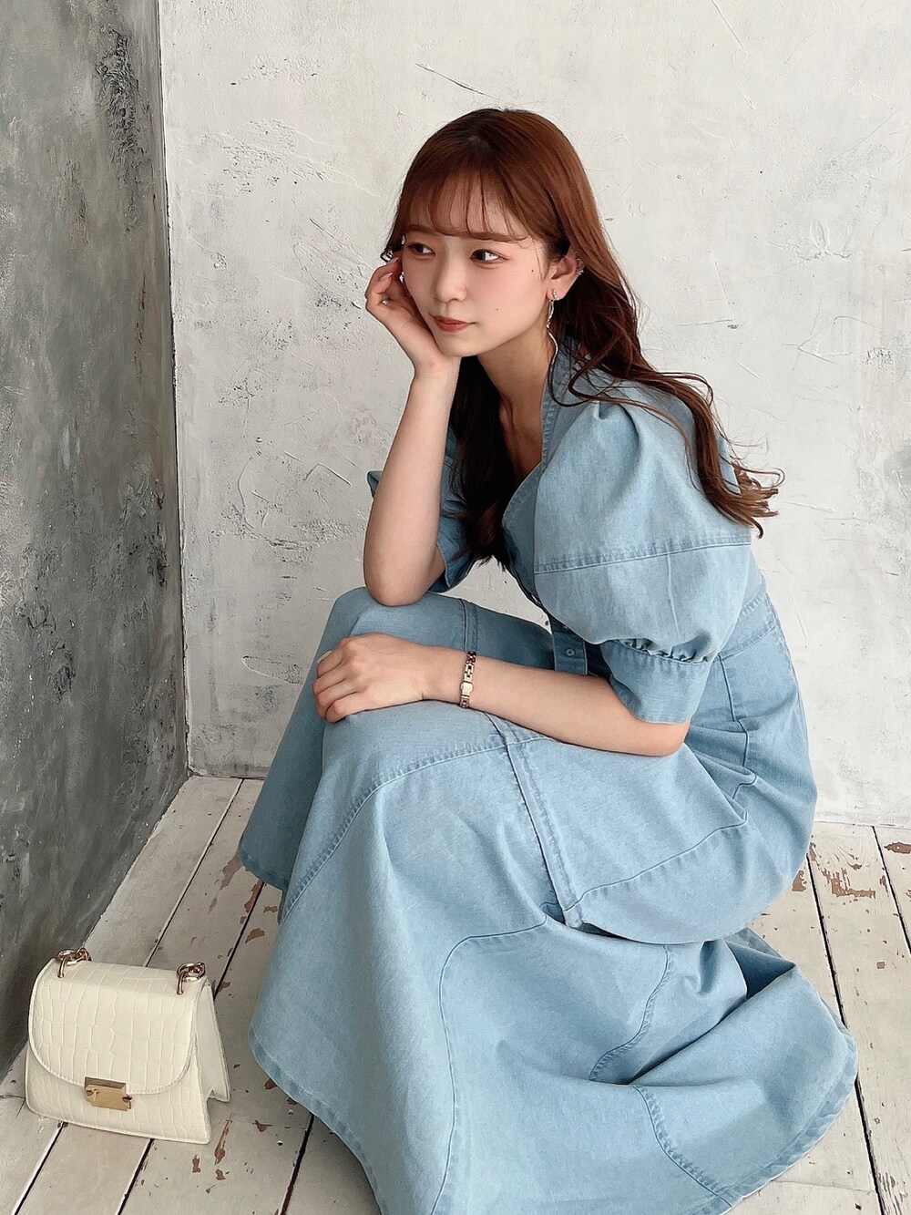 ブルー系のカーディガン/ボレロ、ブルー系のワンピース、ホワイト系のサンダルを着用したレディースの春コーディネートの7枚目の写真