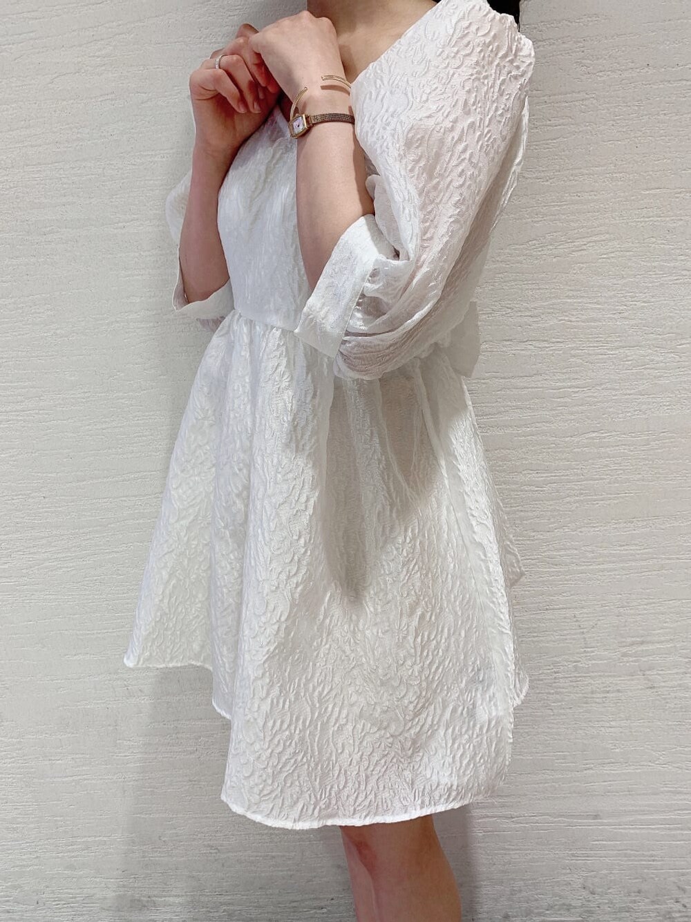 ベージュ系のサンダル、ホワイト系のその他パンツ、ホワイト系のチュニックを着用したレディースの夏コーディネートの10枚目の写真