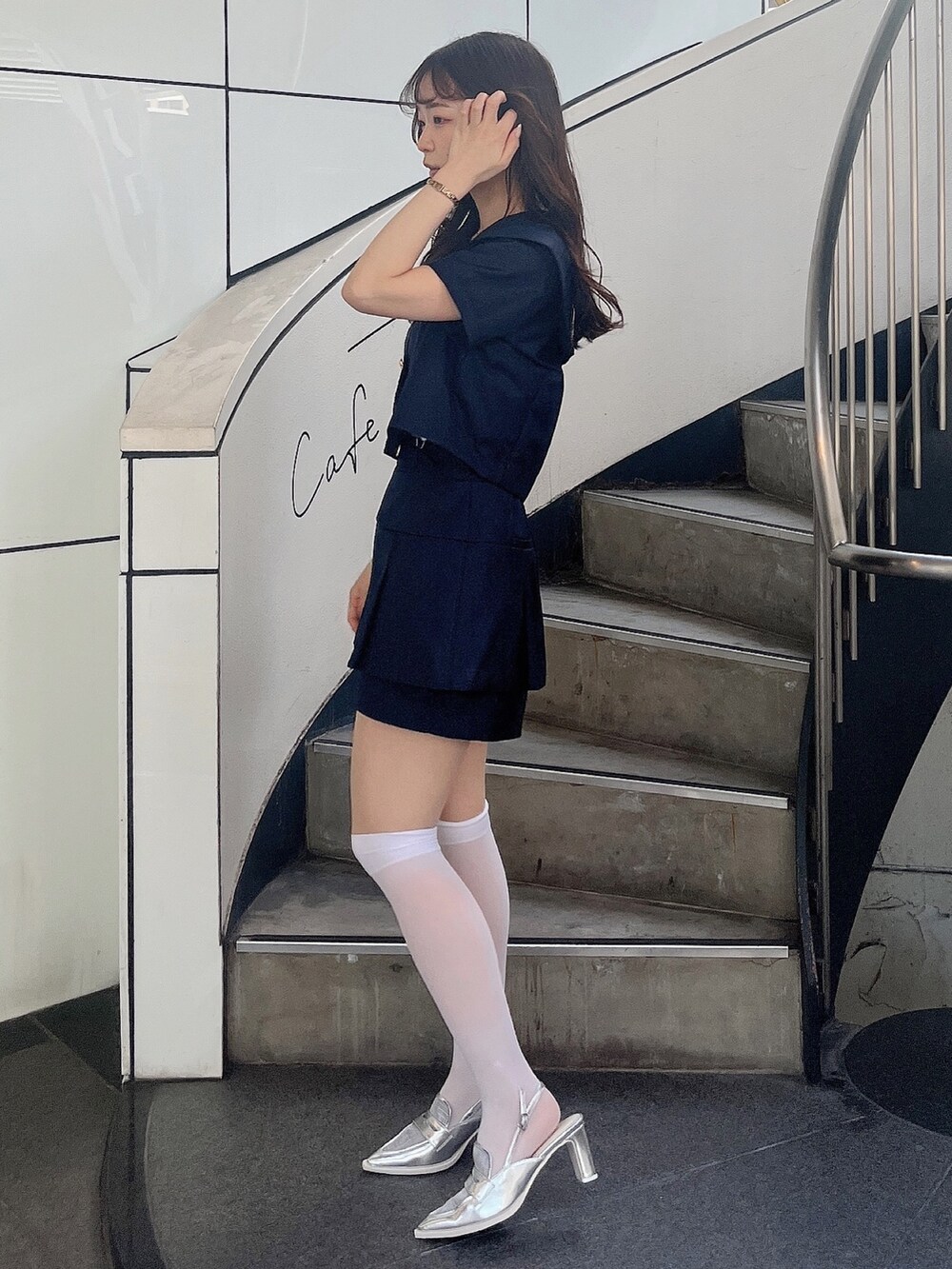 シルバー系のローファー、ブルー系のテーラードジャケット、ブルー系のその他パンツを着用したレディースの春コーディネートの3枚目の写真