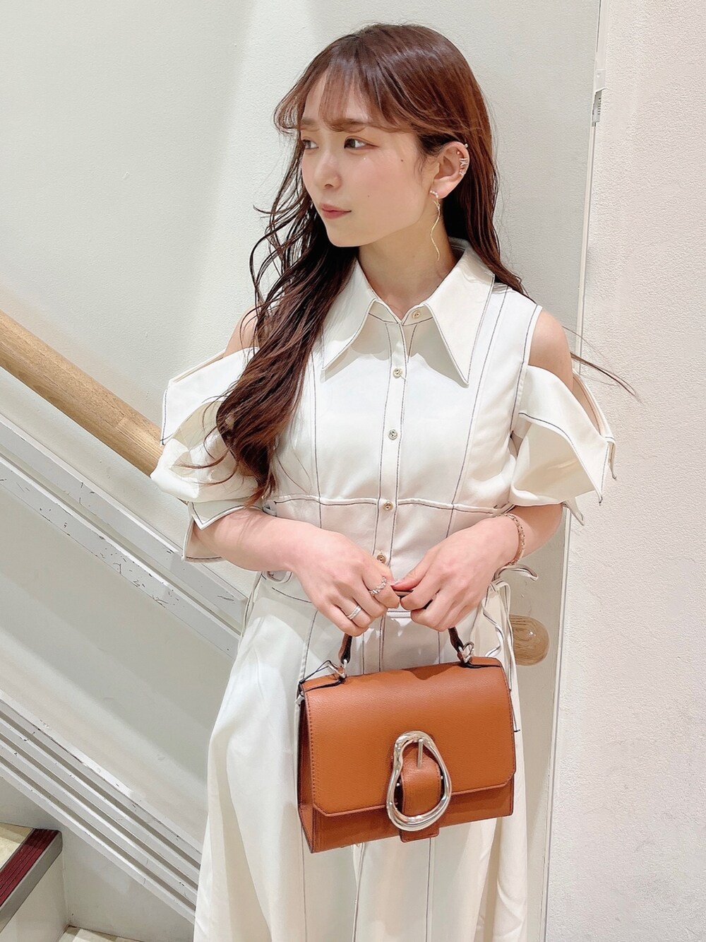 ホワイト系のワンピース、ホワイト系のパンプスを着用したレディースの冬コーディネートの5枚目の写真