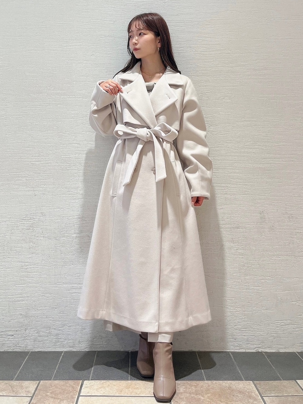 ホワイト系のその他アウターを着用したレディースの夏コーディネートの2枚目の写真