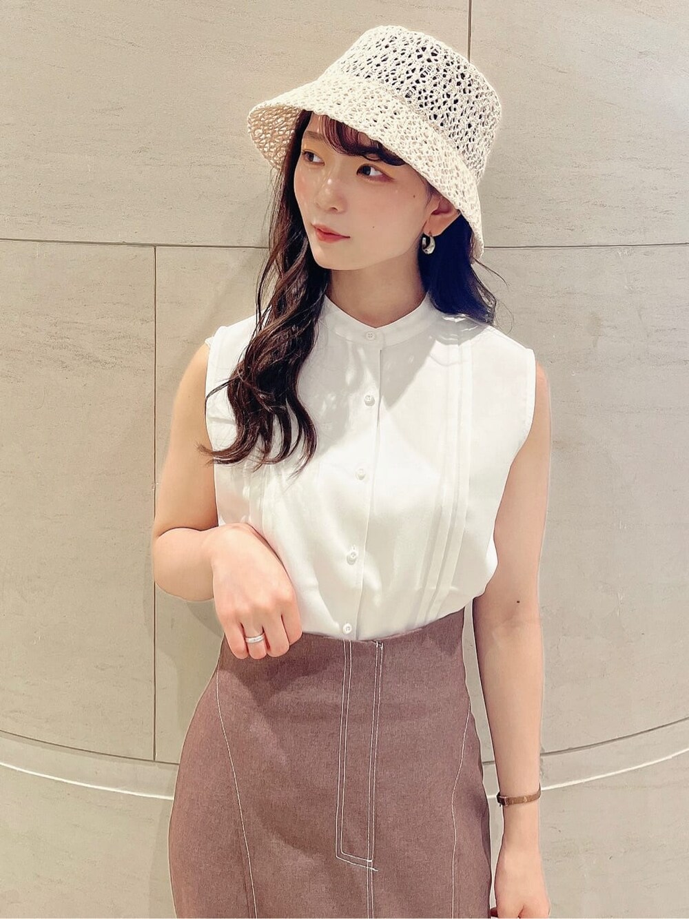 ベージュ系のサンダル、ホワイト系のシャツ/ブラウス、ブラウン系のスカートを着用したレディースの夏コーディネートの9枚目の写真