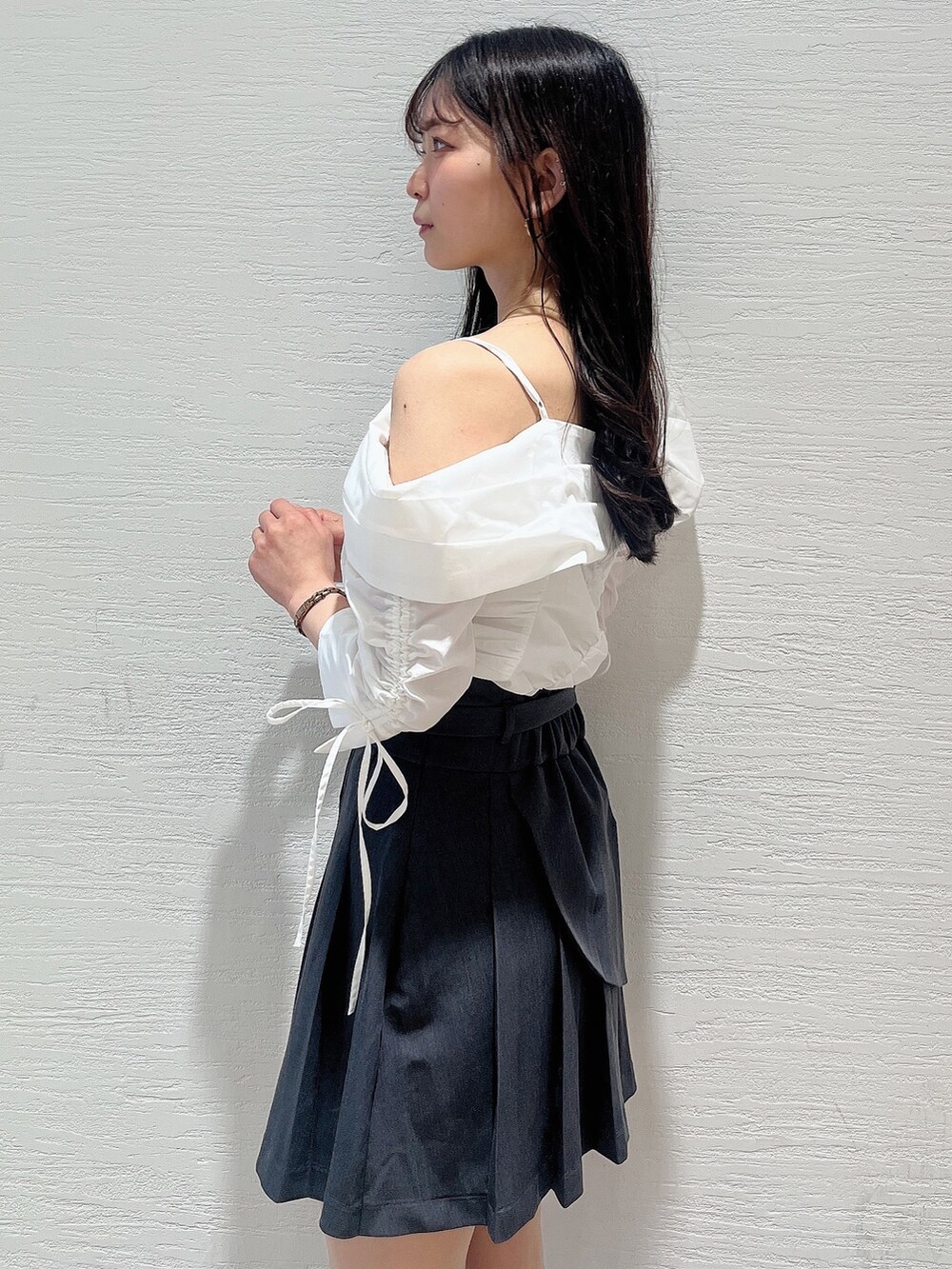 ホワイト系のシャツ/ブラウス、グレー系のスカート、ブラック系のローファーを着用したレディースの春コーディネートの9枚目の写真