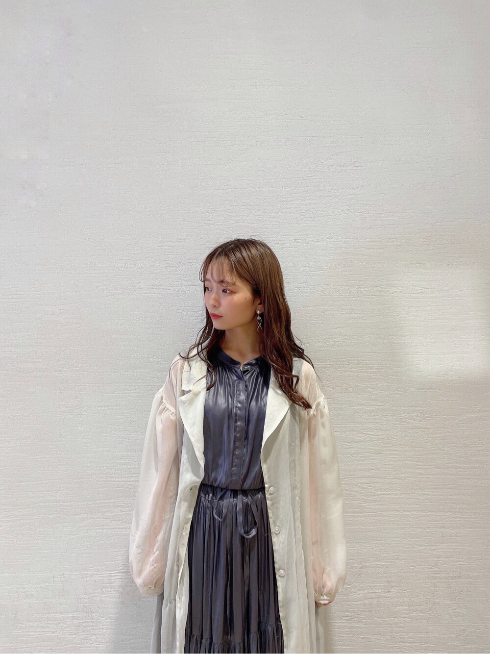 パープル系のワンピース、ホワイト系のサンダル、ホワイト系のシャツ/ブラウスを着用したレディースの春コーディネートの7枚目の写真