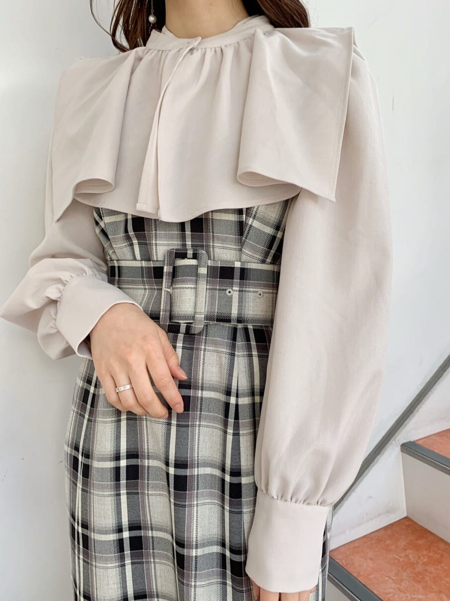 ブラウン系のブーツ、ベージュ系のシャツ/ブラウス、グレー系のジャンパースカートを着用したレディースの冬コーディネートの4枚目の写真