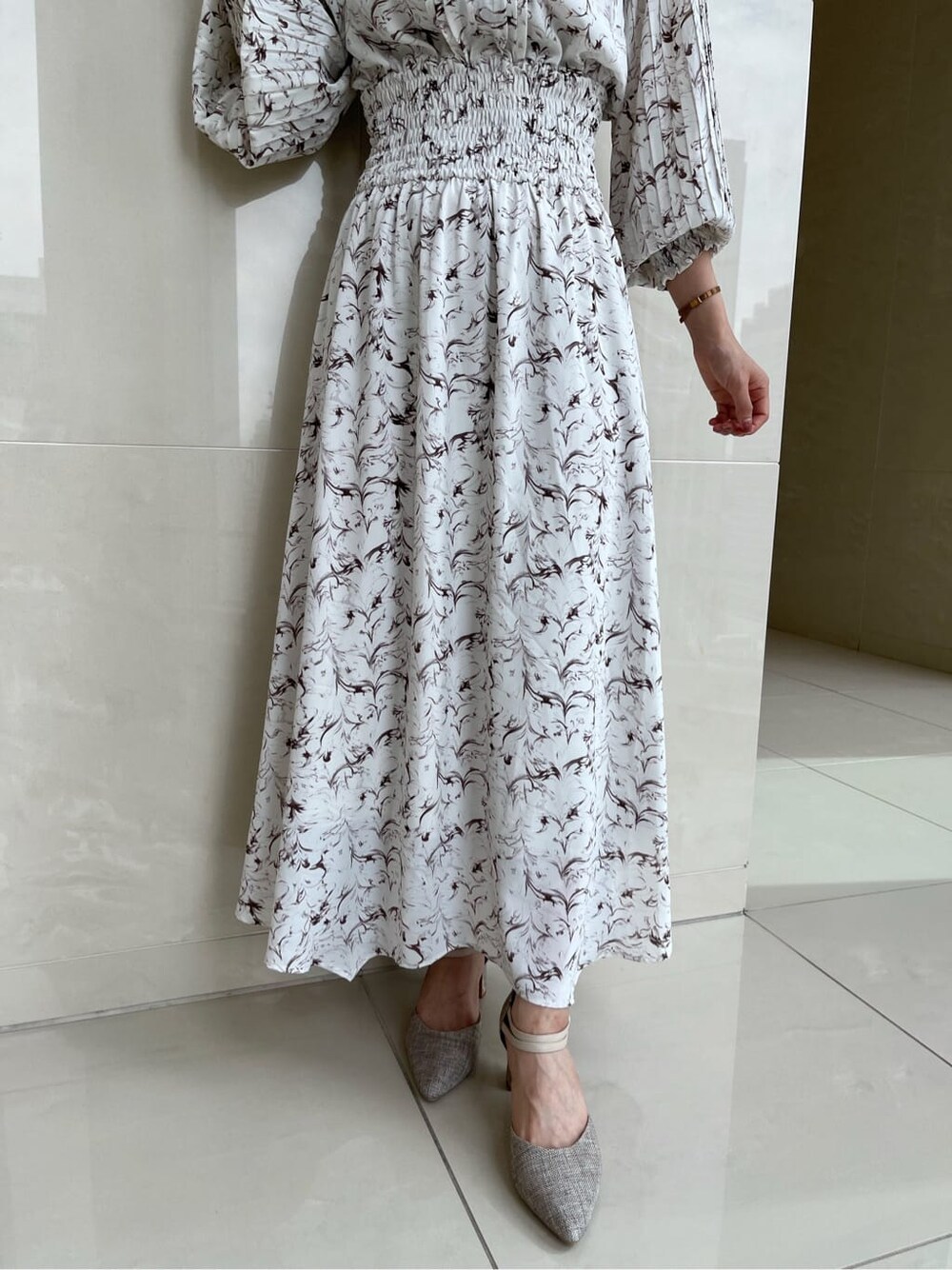 ホワイト系のワンピースを着用したレディースの秋コーディネートの9枚目の写真