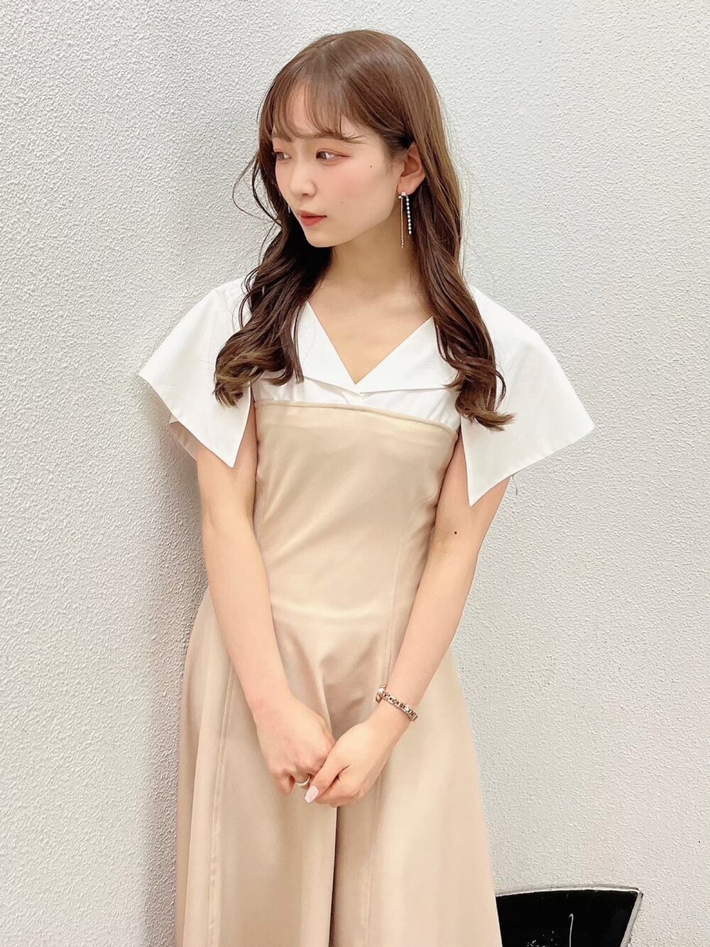 ベージュ系のワンピース、ホワイト系のパンプスを着用したレディースの夏コーディネートの10枚目の写真