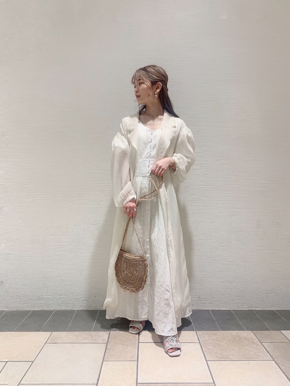 グレー系のサンダル、ホワイト系のシャツ/ブラウス、ホワイト系のワンピースを着用したレディースの春コーディネートの9枚目の写真