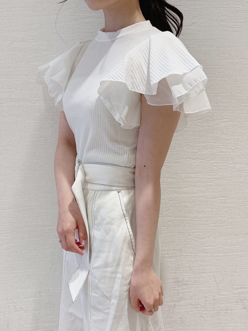 ベージュ系のサンダル、ホワイト系のスカート、ホワイト系のTシャツ/カットソーを着用したレディースの夏コーディネートの8枚目の写真