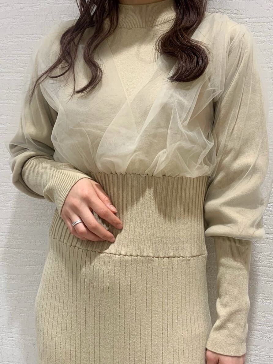 ホワイト系のその他アウター、ベージュ系のブーツ、ベージュ系のワンピースを着用したレディースの冬コーディネートの10枚目の写真