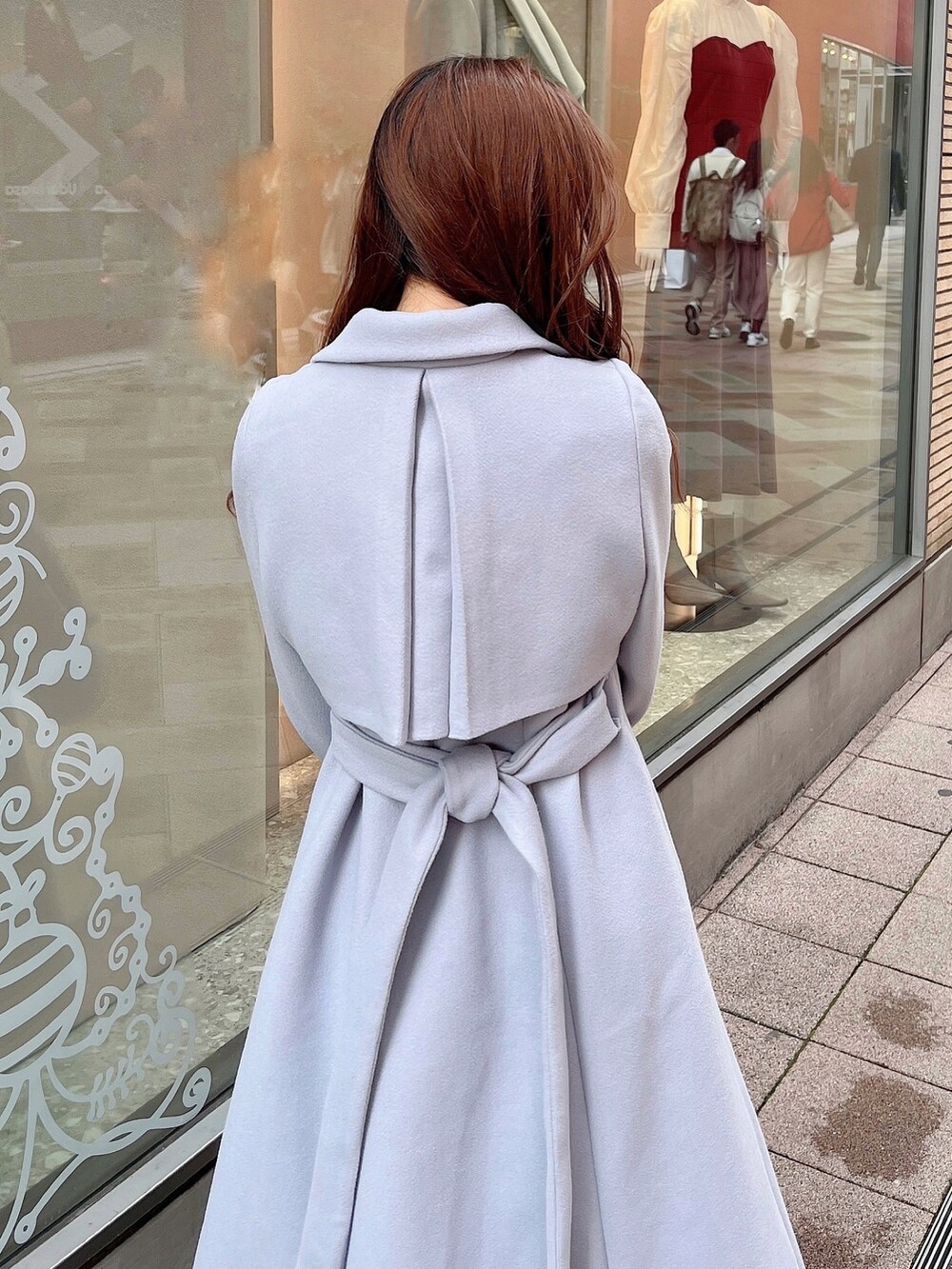 グレー系のニット/セーター、グレー系のスカート、ブルー系のその他アウターを着用したレディースの冬コーディネートの10枚目の写真