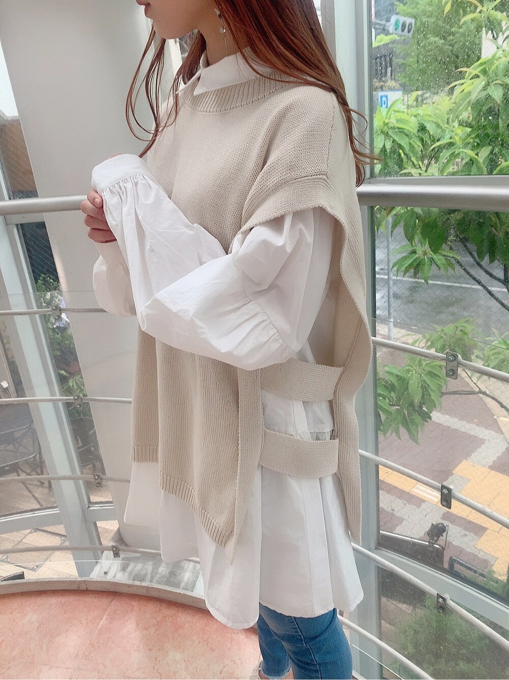 ブルー系のデニムパンツ、ホワイト系のシャツ/ブラウス、ホワイト系のサンダルを着用したレディースの春コーディネートの4枚目の写真