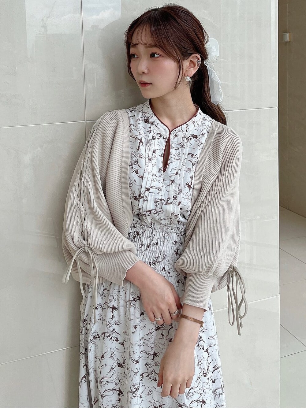 ベージュ系のカーディガン/ボレロ、ホワイト系のワンピースを着用したレディースの秋コーディネートの5枚目の写真