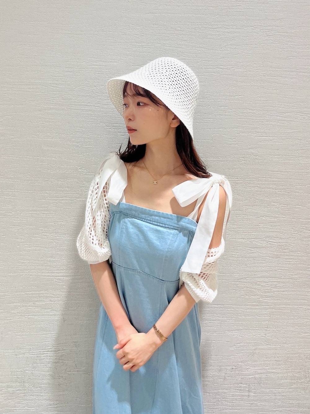 ホワイト系のカーディガン/ボレロ、ブルー系のワンピース、ホワイト系のパンプスを着用したレディースの夏コーディネートの8枚目の写真