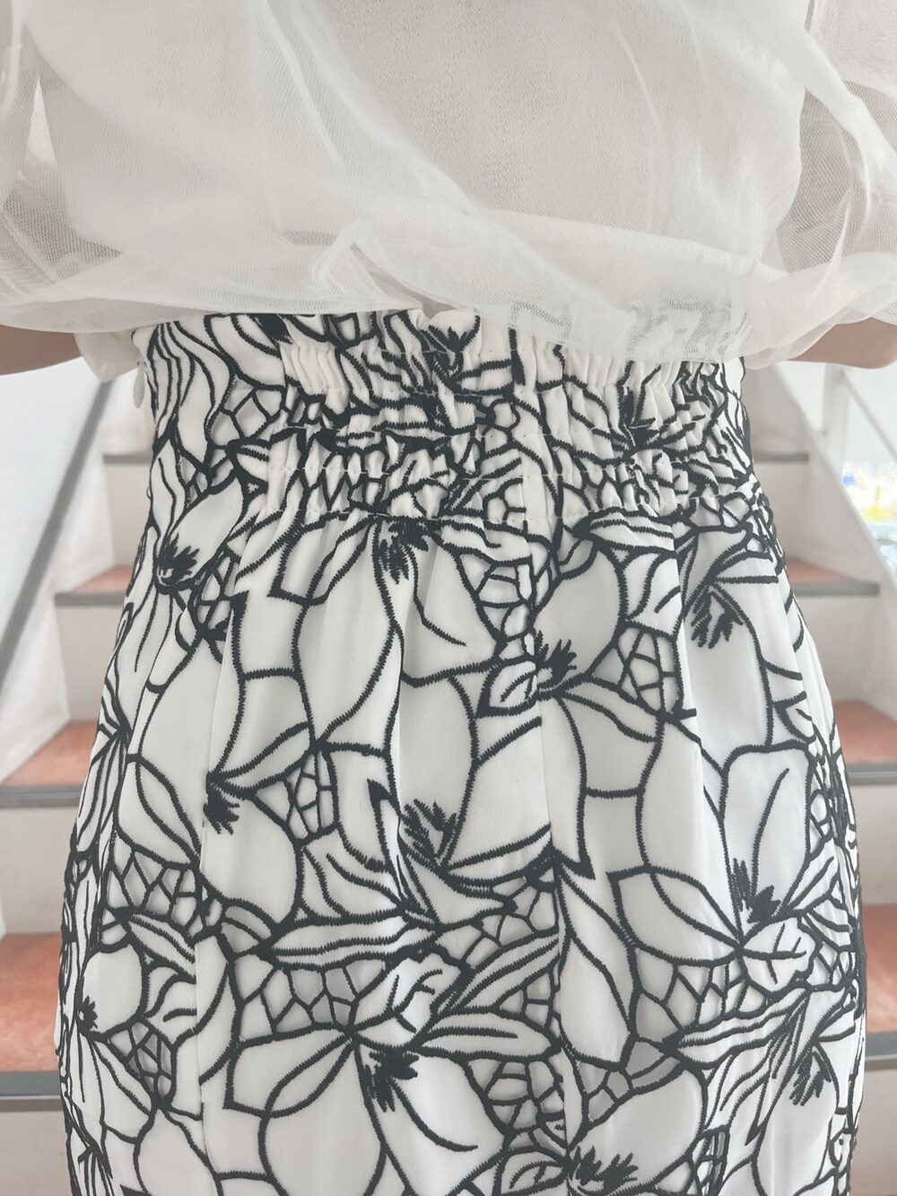 ホワイト系のパンプス、ホワイト系のスカート、ホワイト系のニット/セーターを着用したレディースの春コーディネートの10枚目の写真