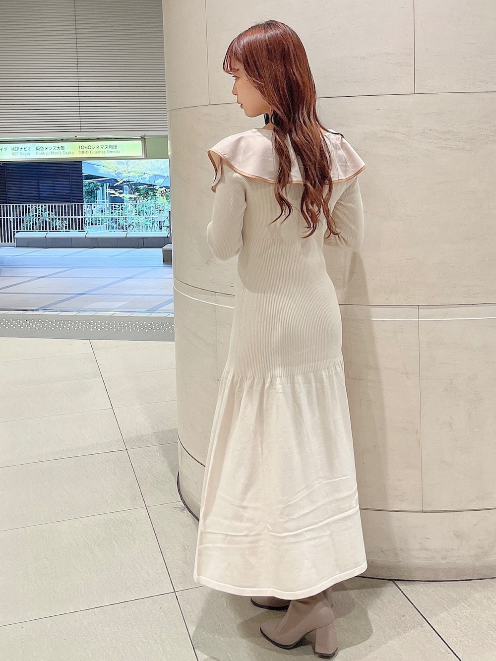 ホワイト系のワンピース、ベージュ系のブーツを着用したレディースの秋コーディネートの3枚目の写真