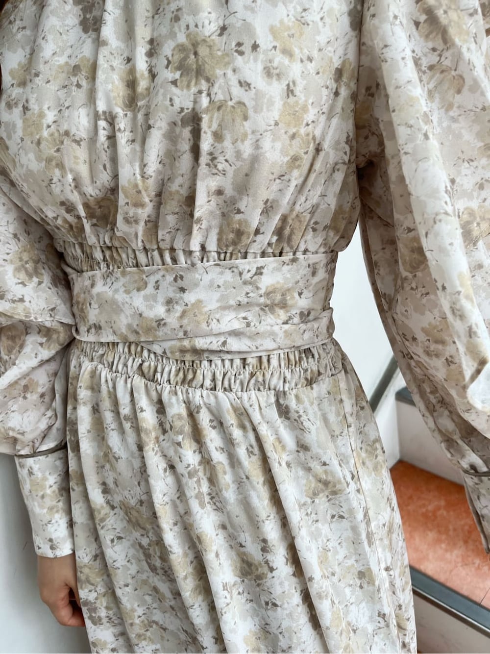 ベージュ系のワンピース、ベージュ系のブーツを着用したレディースの秋コーディネートの9枚目の写真